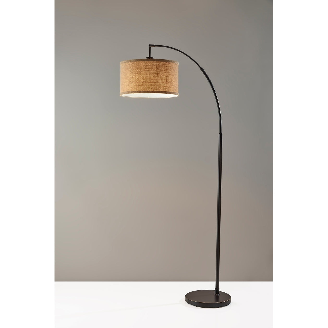 Lampadaire arqué en bronze antique Carson Carrington Ylserod