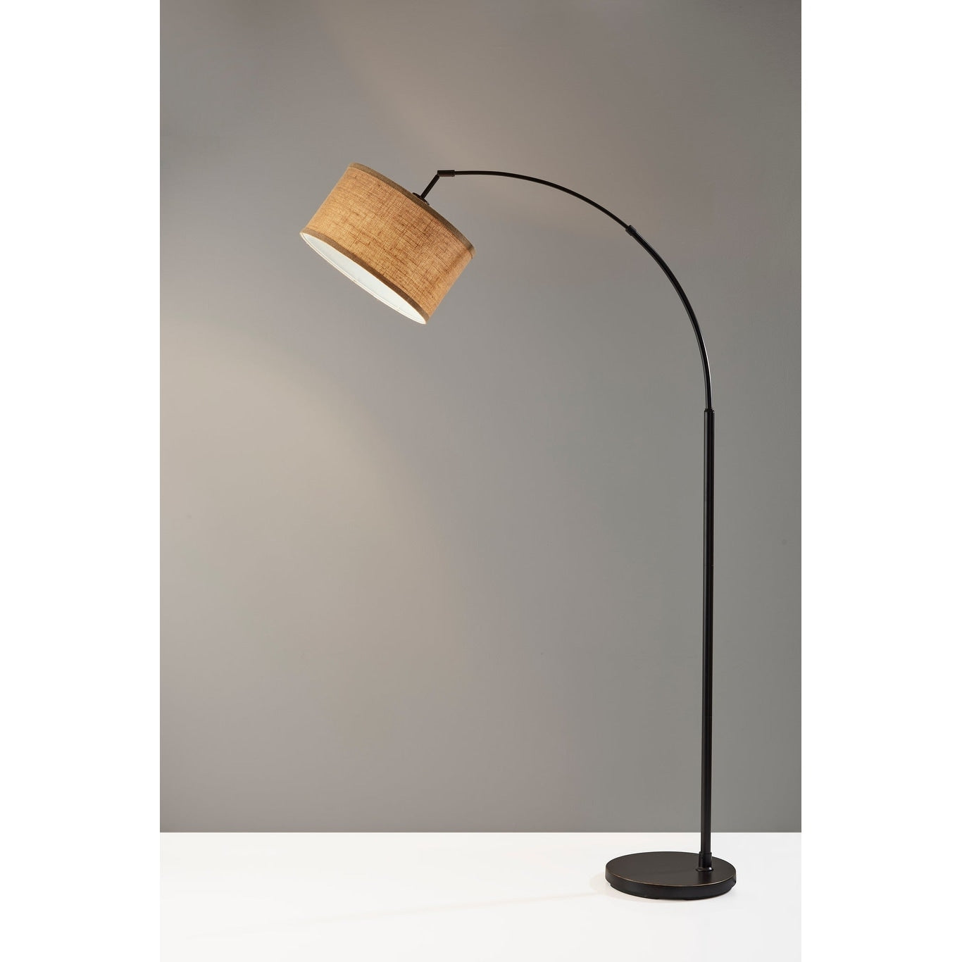 Lampadaire arqué en bronze antique Carson Carrington Ylserod