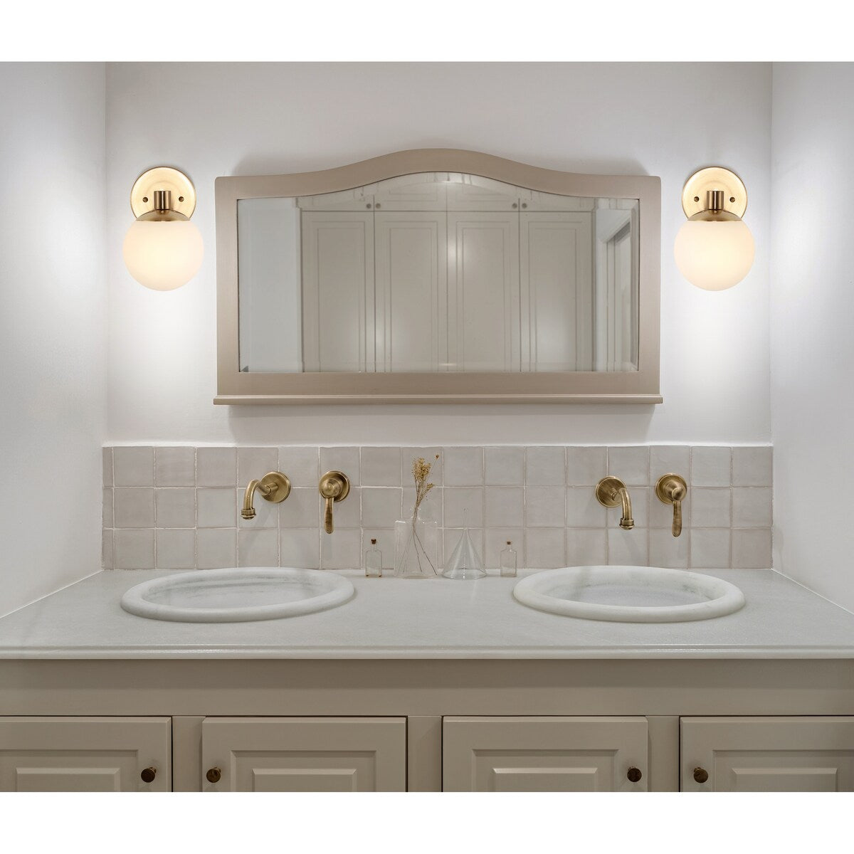 Cecil Globe - Meuble-lavabo moderne et contemporain à LED en métal et verre dépoli, par JONATHAN Y