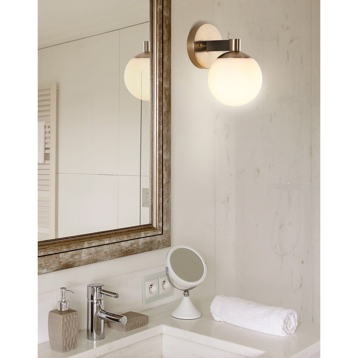 Cecil Globe - Meuble-lavabo moderne et contemporain à LED en métal et verre dépoli, par JONATHAN Y