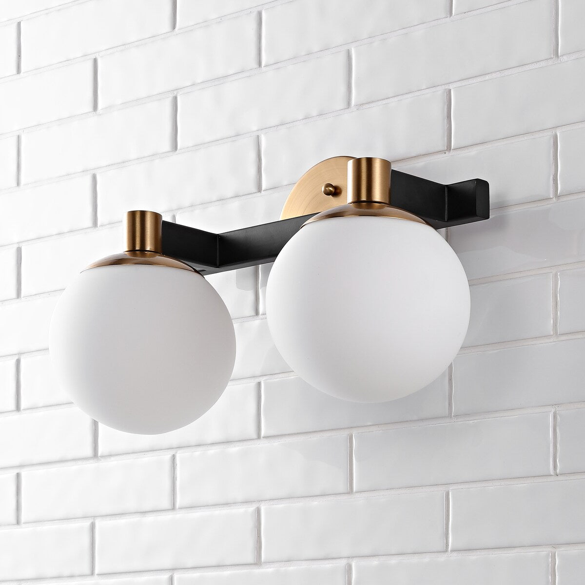 Cecil Globe - Meuble-lavabo moderne et contemporain à LED en métal et verre dépoli, par JONATHAN Y