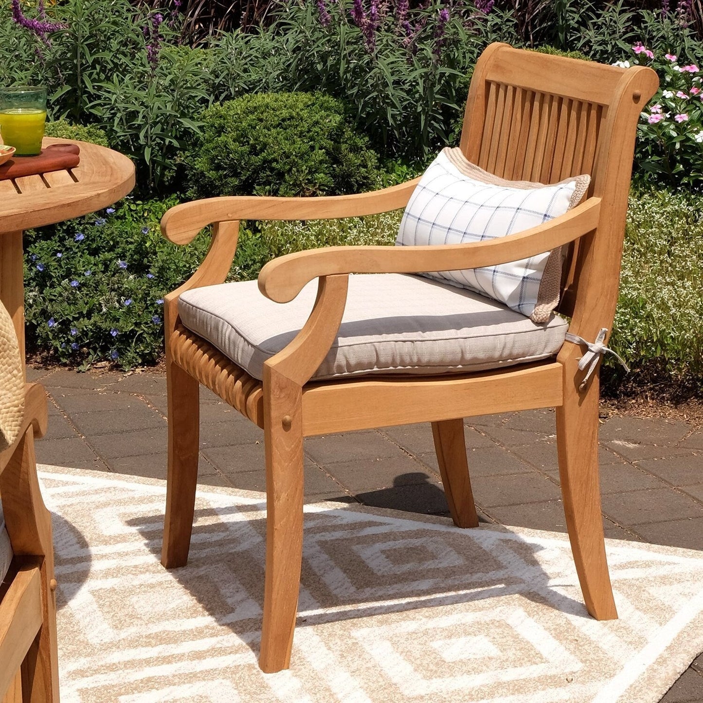 Ensemble de salle à manger Cambridge Casual Chara 5 pièces en teck avec coussin