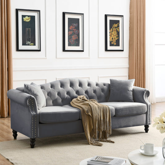 Canapé Chesterfield 3 places capitonné avec accoudoirs roulés et clous décoratifs