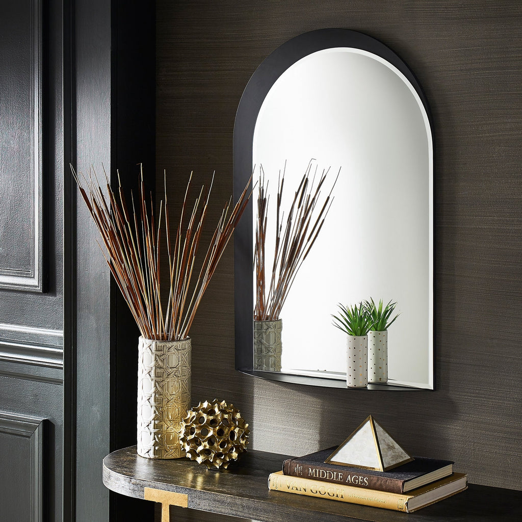 Miroir mural arqué en métal Concord avec étagère par iNSPIRE Q Bold