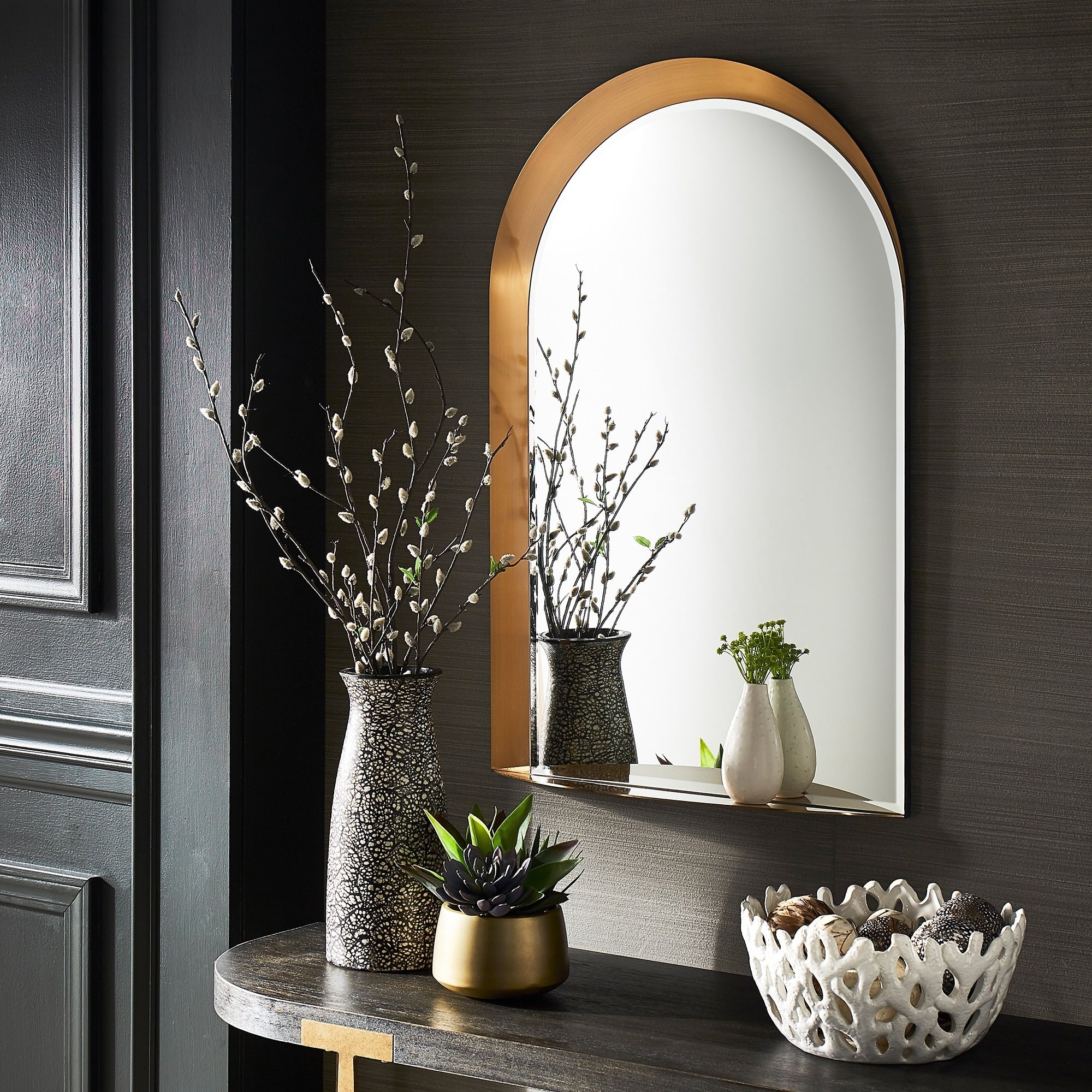 Miroir mural arqué en métal Concord avec étagère par iNSPIRE Q Bold