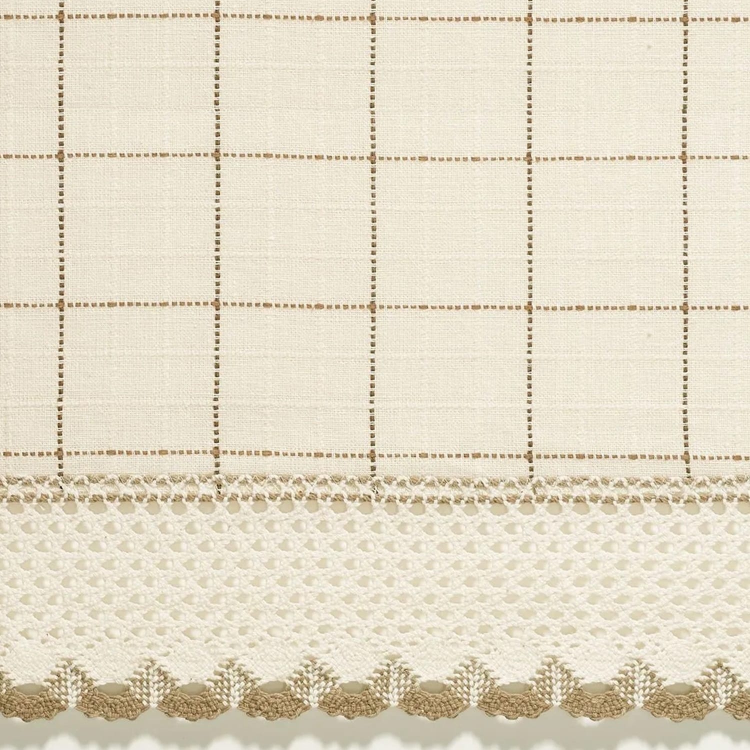 Motif de carreaux de fenêtre en coton classique toast et options de garnitures au crochet, de volants et de cantonnières