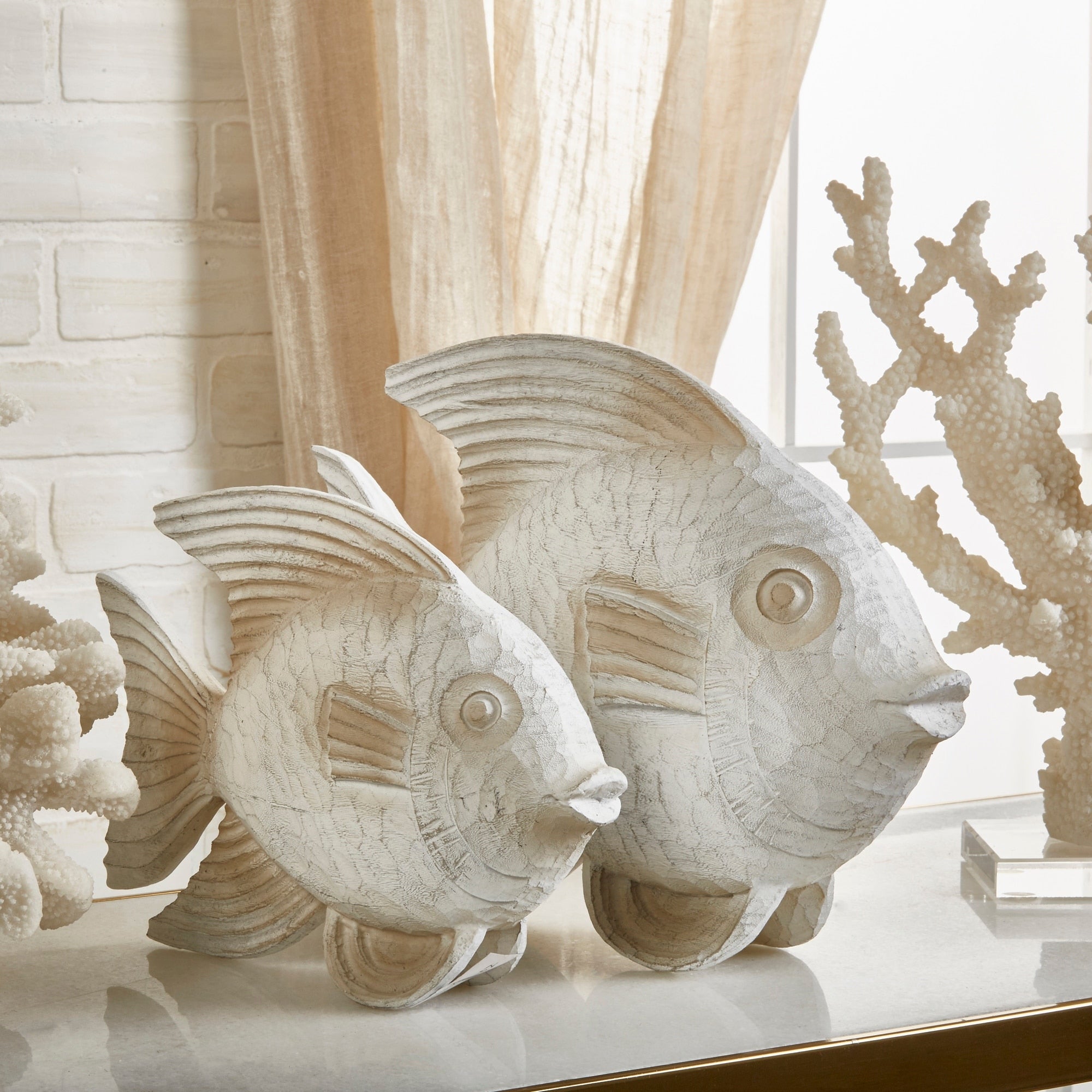 Sculpture de poisson blanchi à la chaux côtière de Sagebrook Home pour la décoration du salon, de la chambre ou du bureau