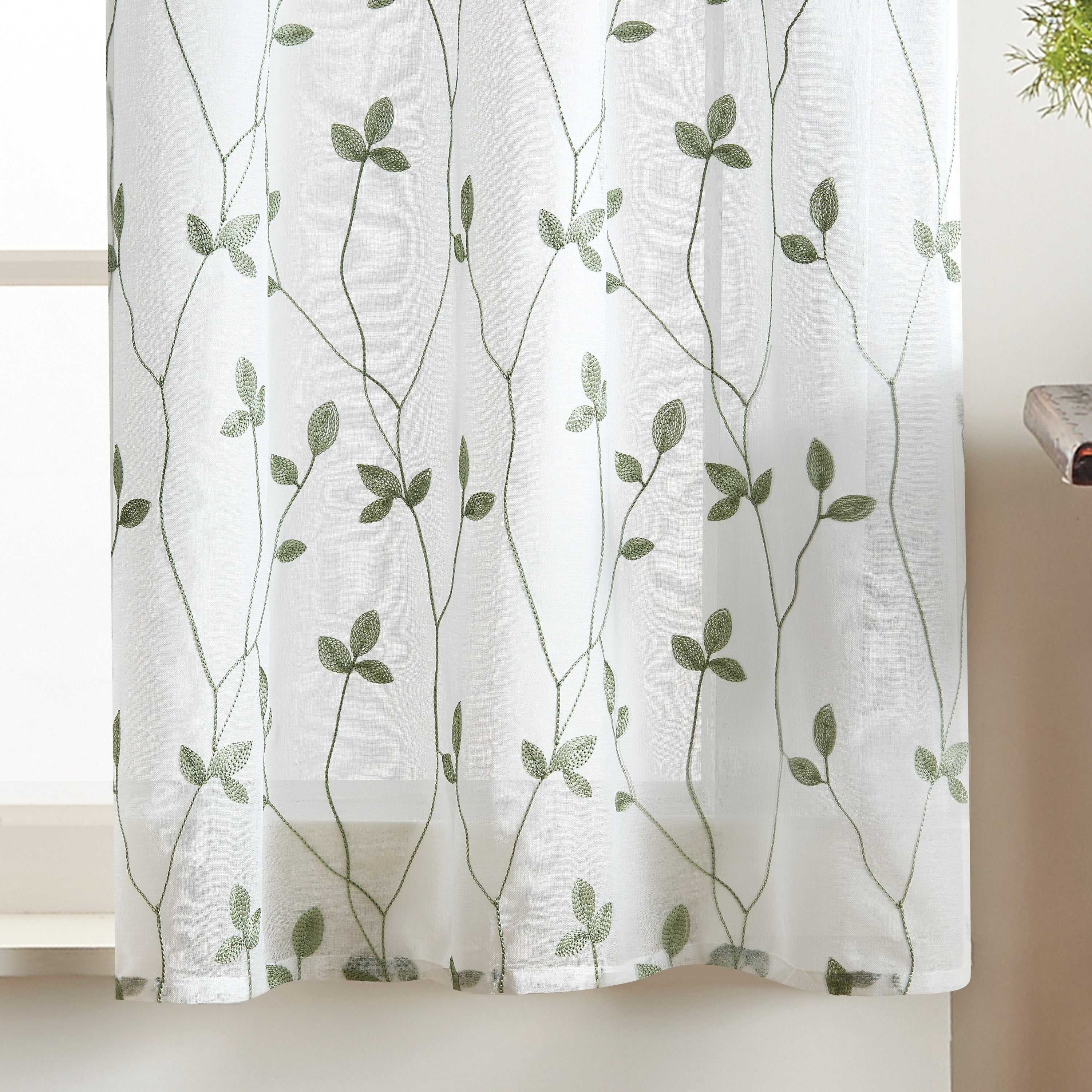 Collection de rideaux à cantonnière et à volants en broderie botanique Curtainworks