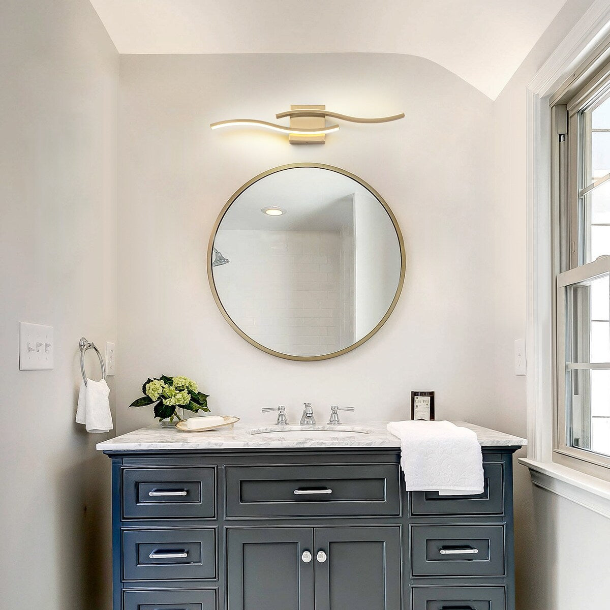 Applique murale linéaire à DEL Curve à intensité variable de 23,6 po de largeur pour meuble-lavabo de salle de bain, lumière froide/chaude