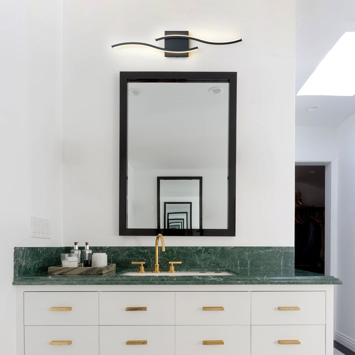 Applique murale linéaire à DEL Curve à intensité variable de 23,6 po de largeur pour meuble-lavabo de salle de bain, lumière froide/chaude