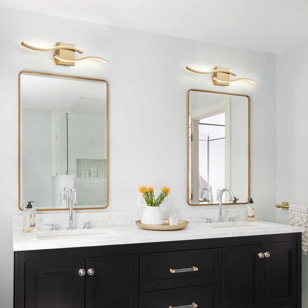 Applique murale linéaire à DEL Curve à intensité variable de 23,6 po de largeur pour meuble-lavabo de salle de bain, lumière froide/chaude