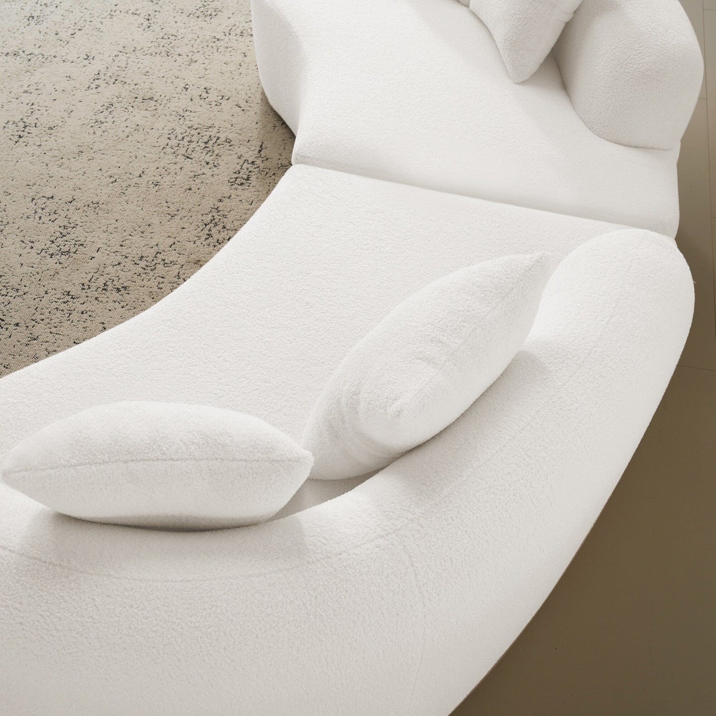 Canapé quatre places incurvé en éponge blanche à compression intégrale, canapé compact sans assemblage pour petits espaces et appartements