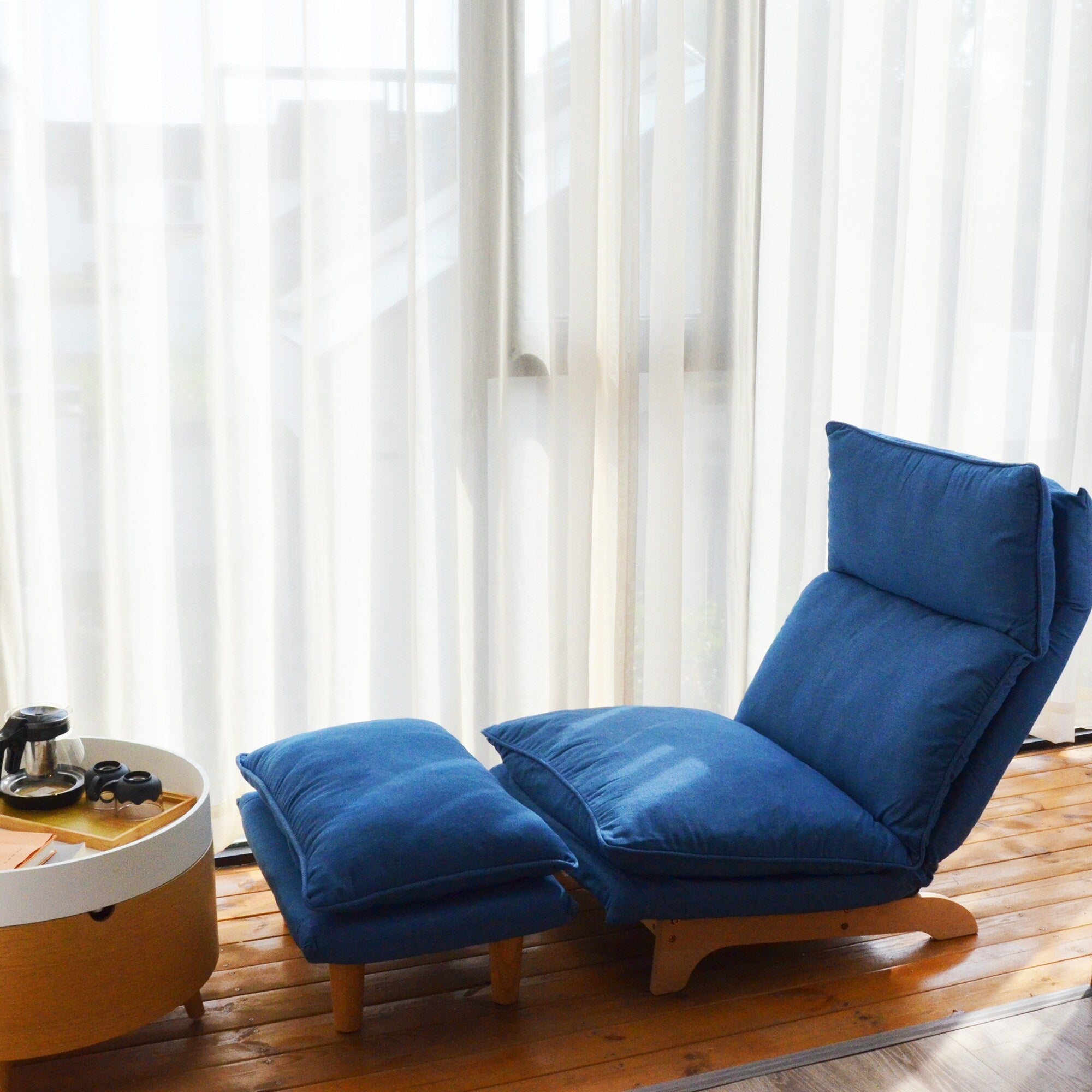 Fauteuil inclinable manuel sans accoudoirs rembourré bleu foncé avec pouf, appui-tête et dossier réglables, position à plat à 180°