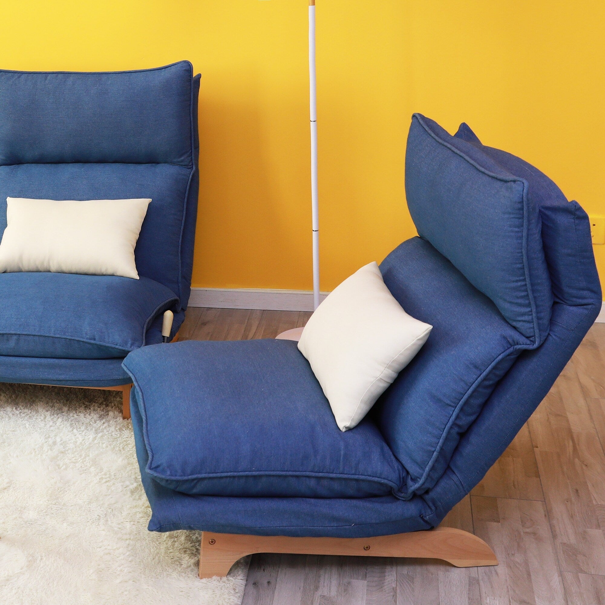 Fauteuil inclinable manuel sans accoudoirs rembourré bleu foncé avec pouf, appui-tête et dossier réglables, position à plat à 180°