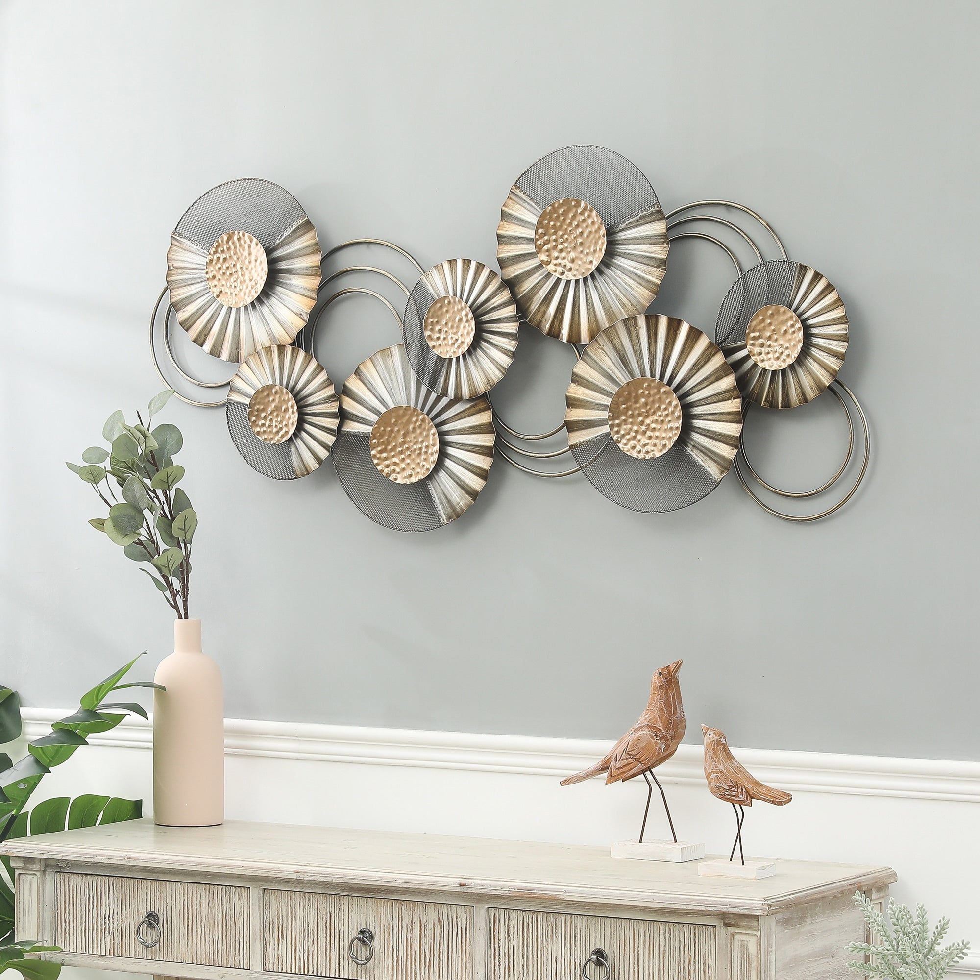 Décoration murale moderne en métal gris et doré vieilli avec fleurs