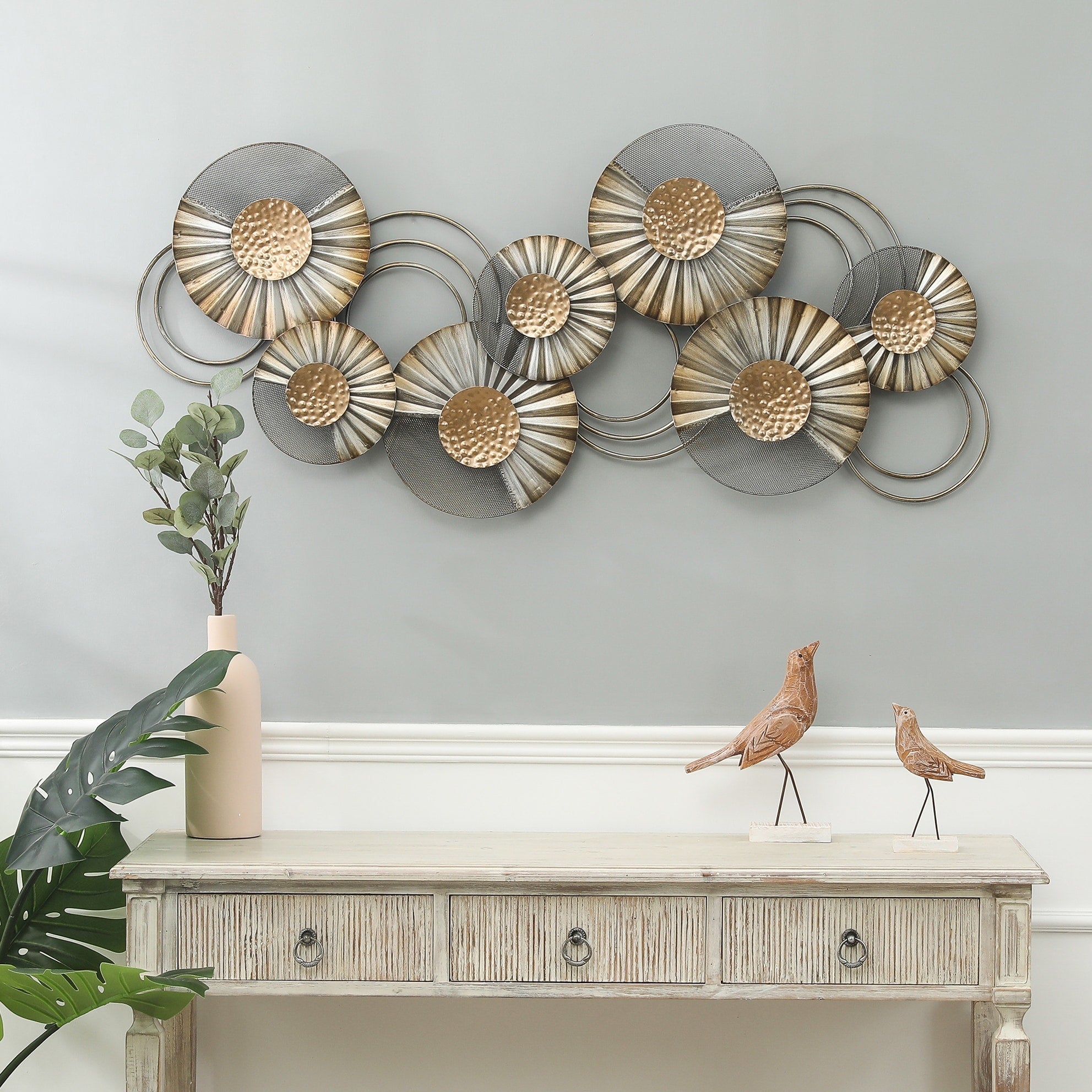 Décoration murale moderne en métal gris et doré vieilli avec fleurs