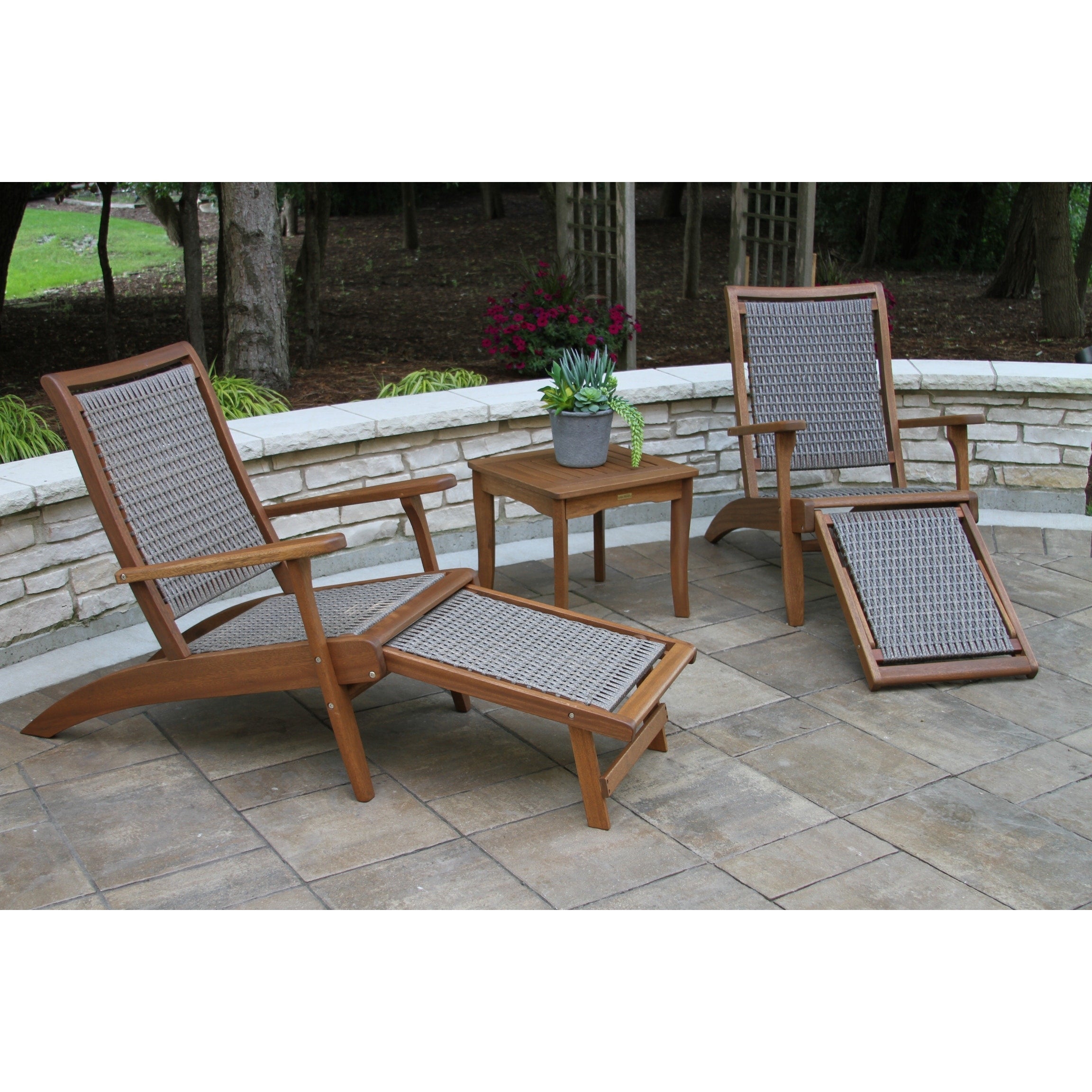 Ensemble de 3 chaises longues en osier d'eucalyptus Eilaf avec pouf et table d'appoint carrée