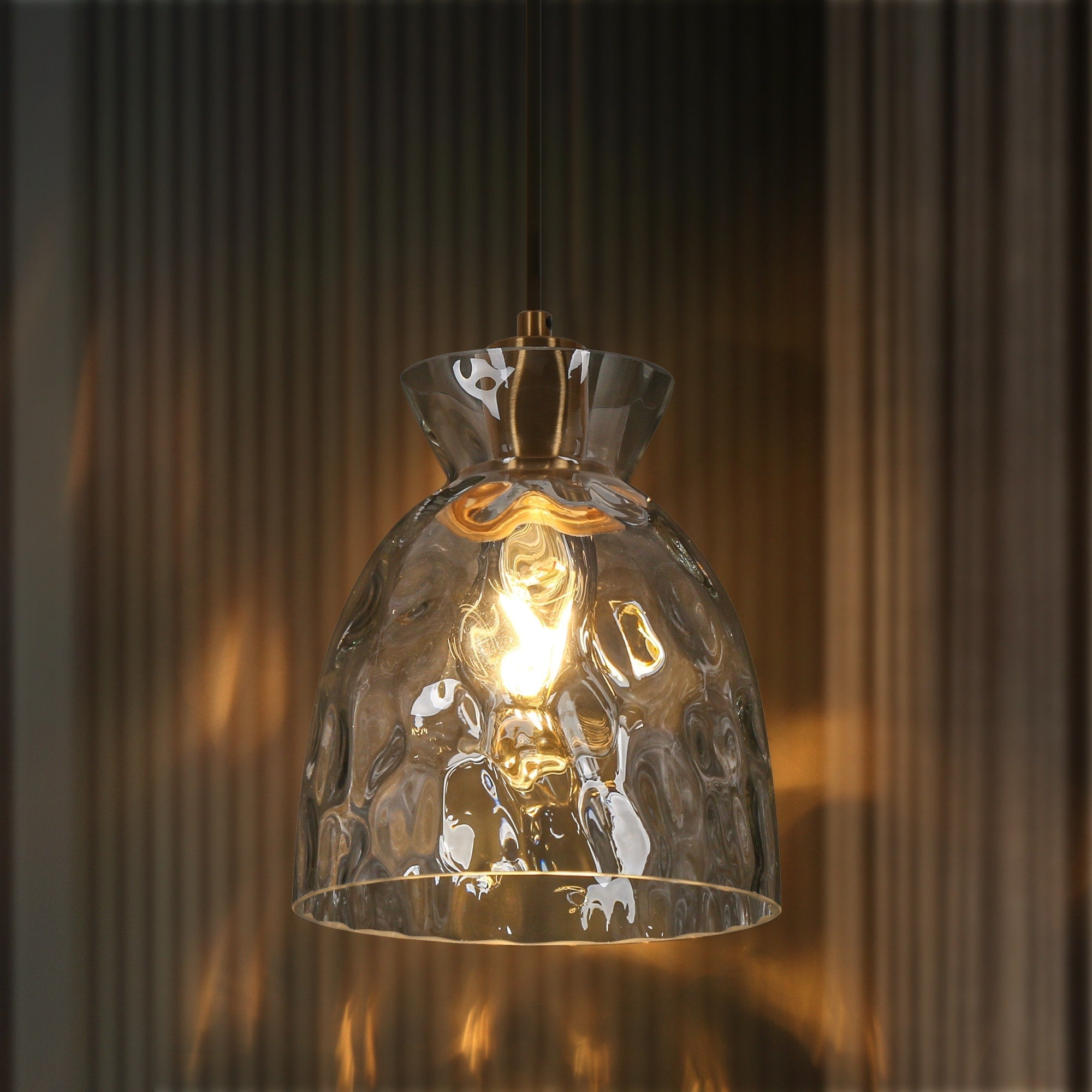 Suspension moderne du milieu du siècle Elisie à 1 lumière en verre martelé avec dôme en cascade pour cuisine, îlot de cuisine, salle à manger