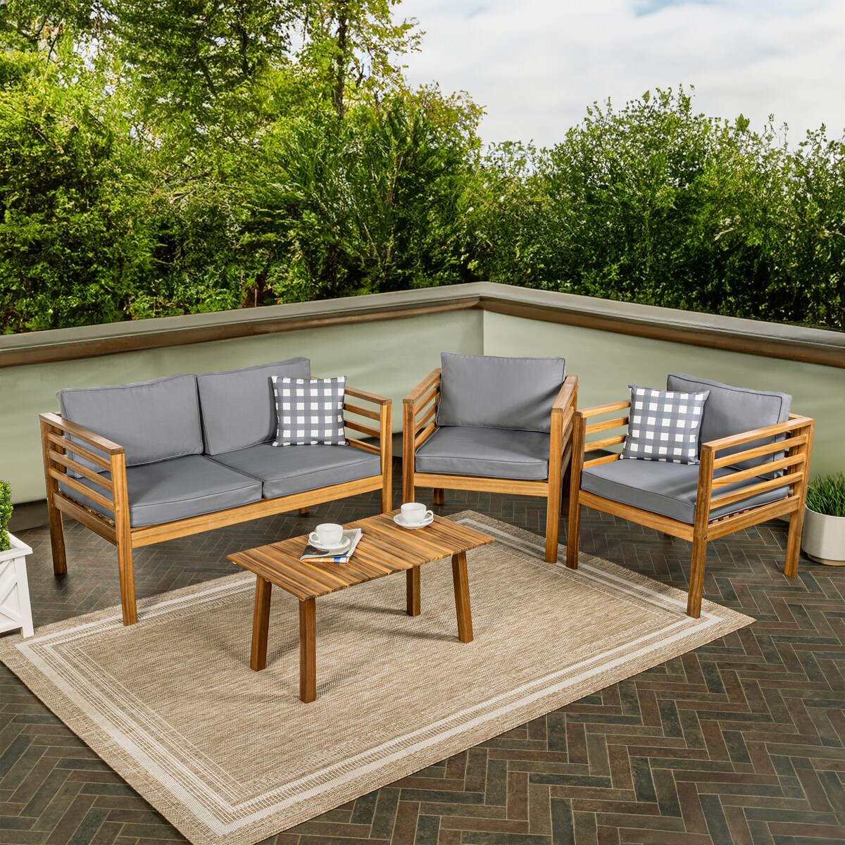 Ensemble de patio extérieur Everly 4 pièces en bois d'acacia moderne du milieu du siècle avec coussins et oreillers décoratifs à carreaux, par JONATHAN Y