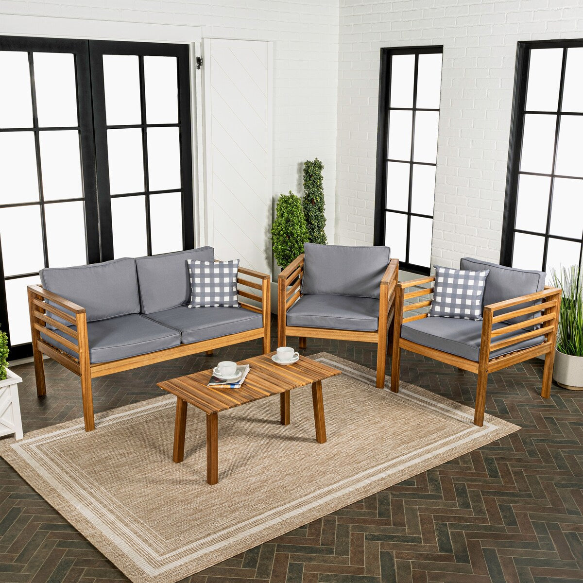 Ensemble de patio extérieur Everly 4 pièces en bois d'acacia moderne du milieu du siècle avec coussins et oreillers décoratifs à carreaux, par JONATHAN Y