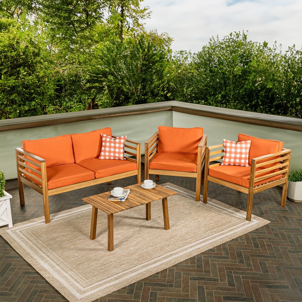 Ensemble de patio extérieur Everly 4 pièces en bois d'acacia moderne du milieu du siècle avec coussins et oreillers décoratifs à carreaux, par JONATHAN Y