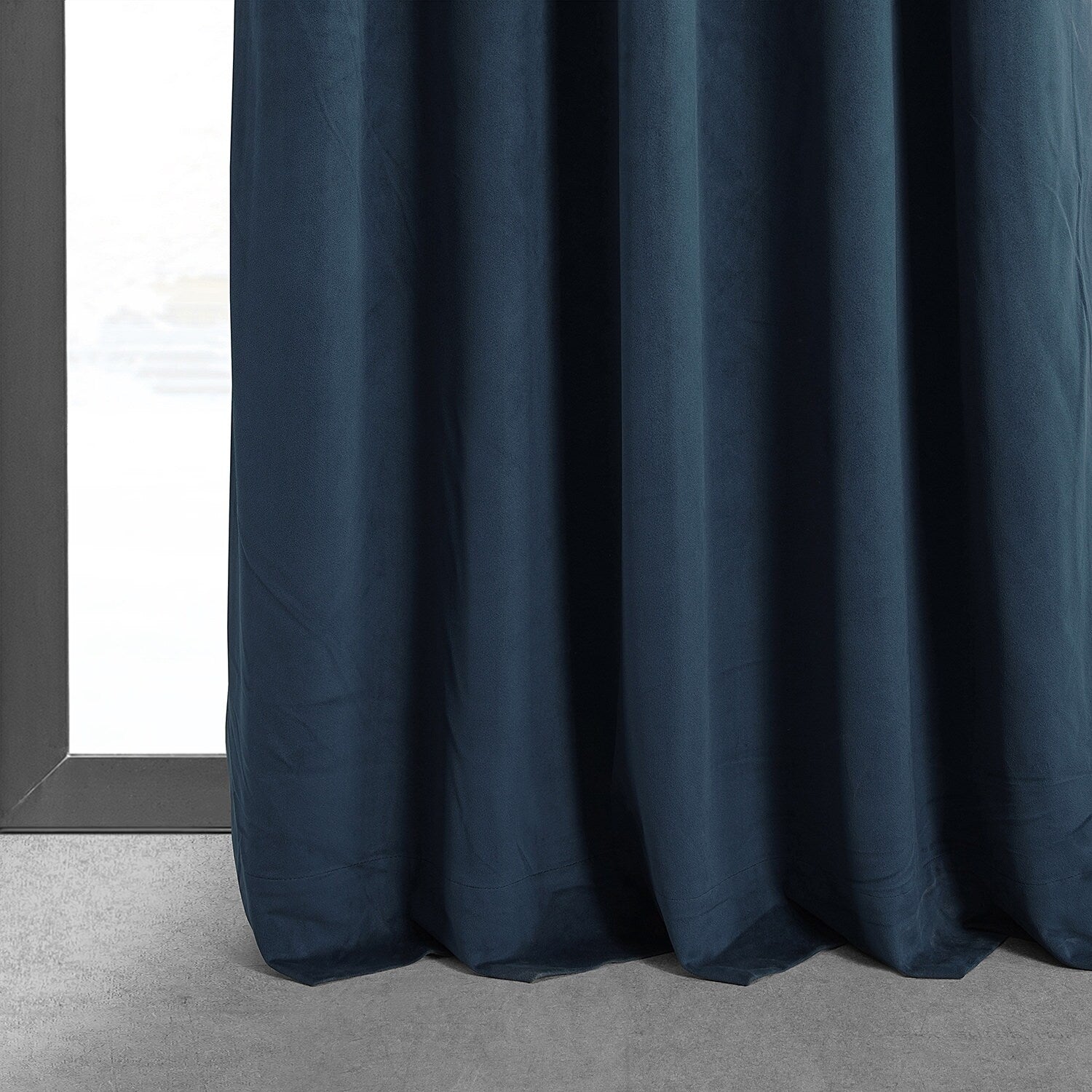 Rideau occultant en velours bleu nuit Signature Exclusive Fabrics