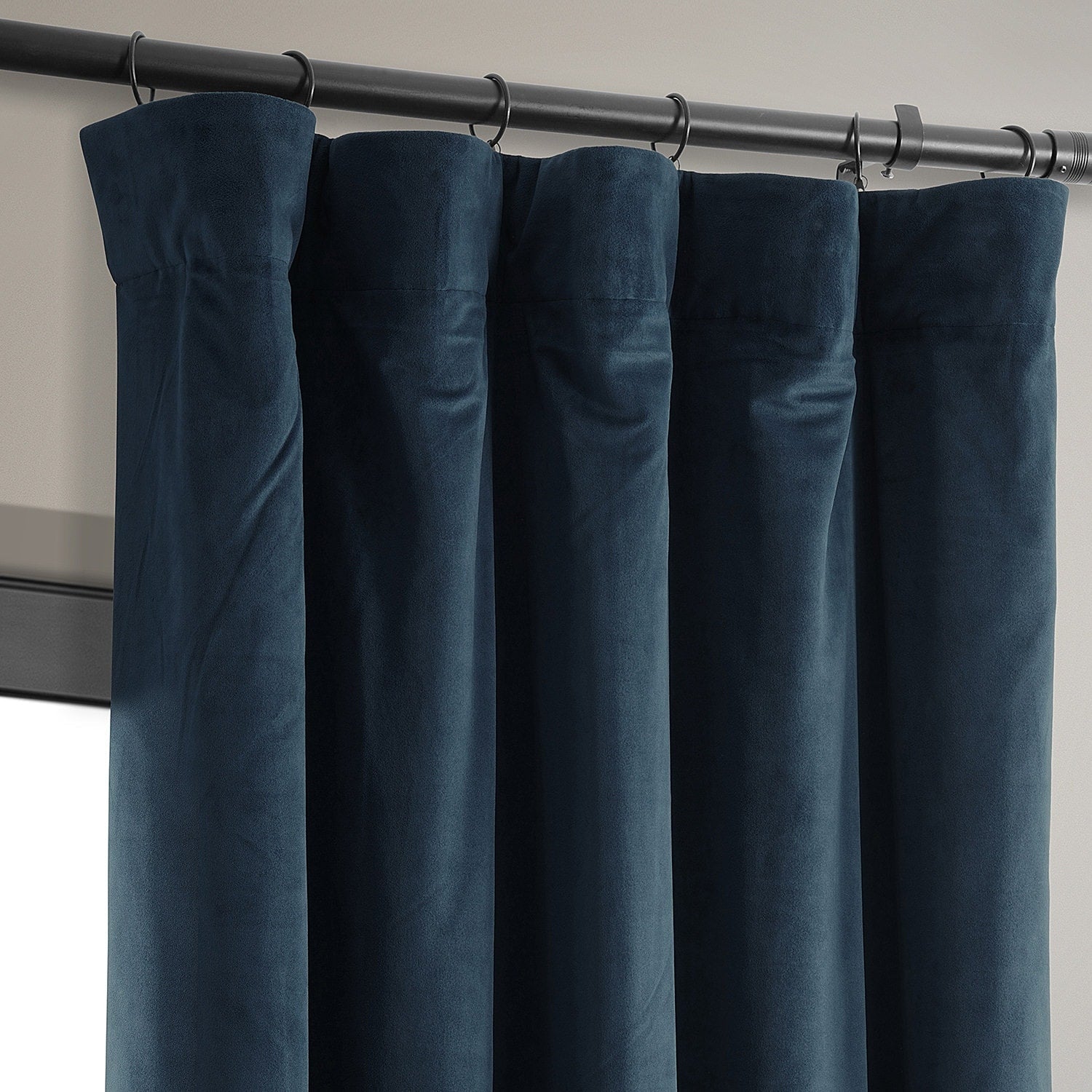 Rideau occultant en velours bleu nuit Signature Exclusive Fabrics