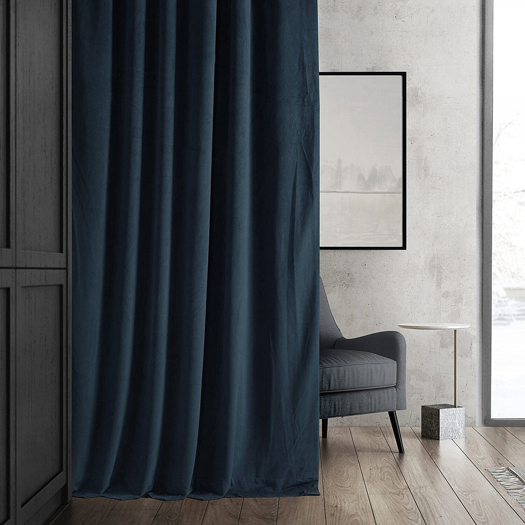 Rideau occultant en velours bleu nuit Signature Exclusive Fabrics