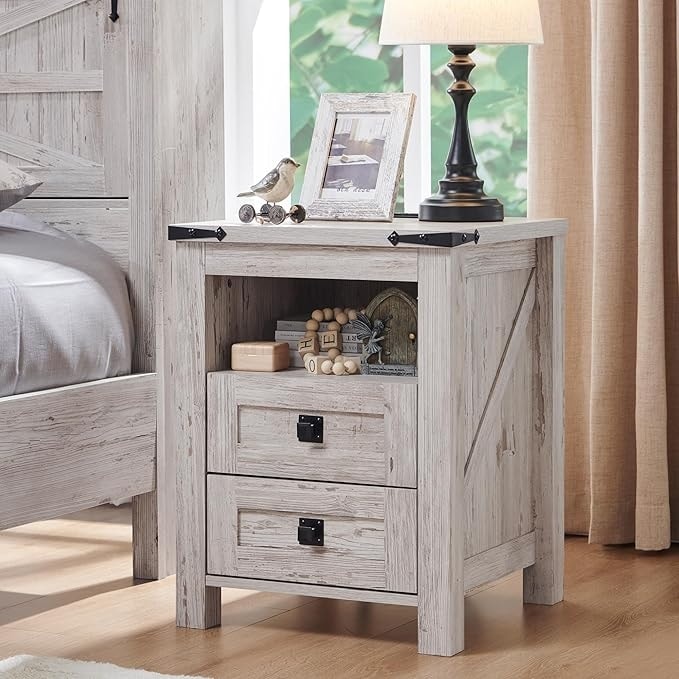 Table de chevet de style ferme avec station de charge, table d'appoint et table d'appoint
