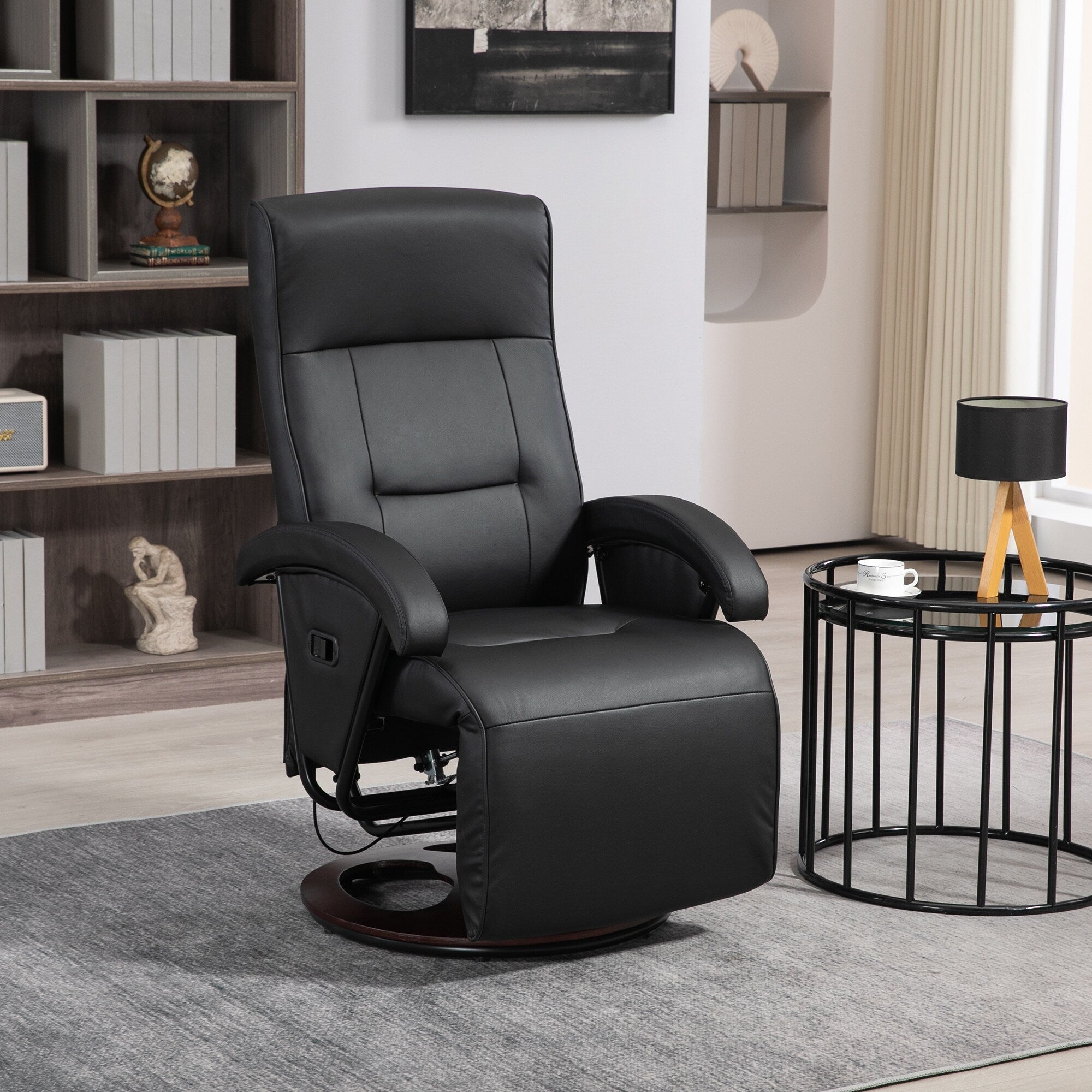 Fauteuil inclinable en similicuir, pivotant et réglable à 135°, avec repose-pieds, assise et accoudoirs rembourrés et base en bois pour le salon