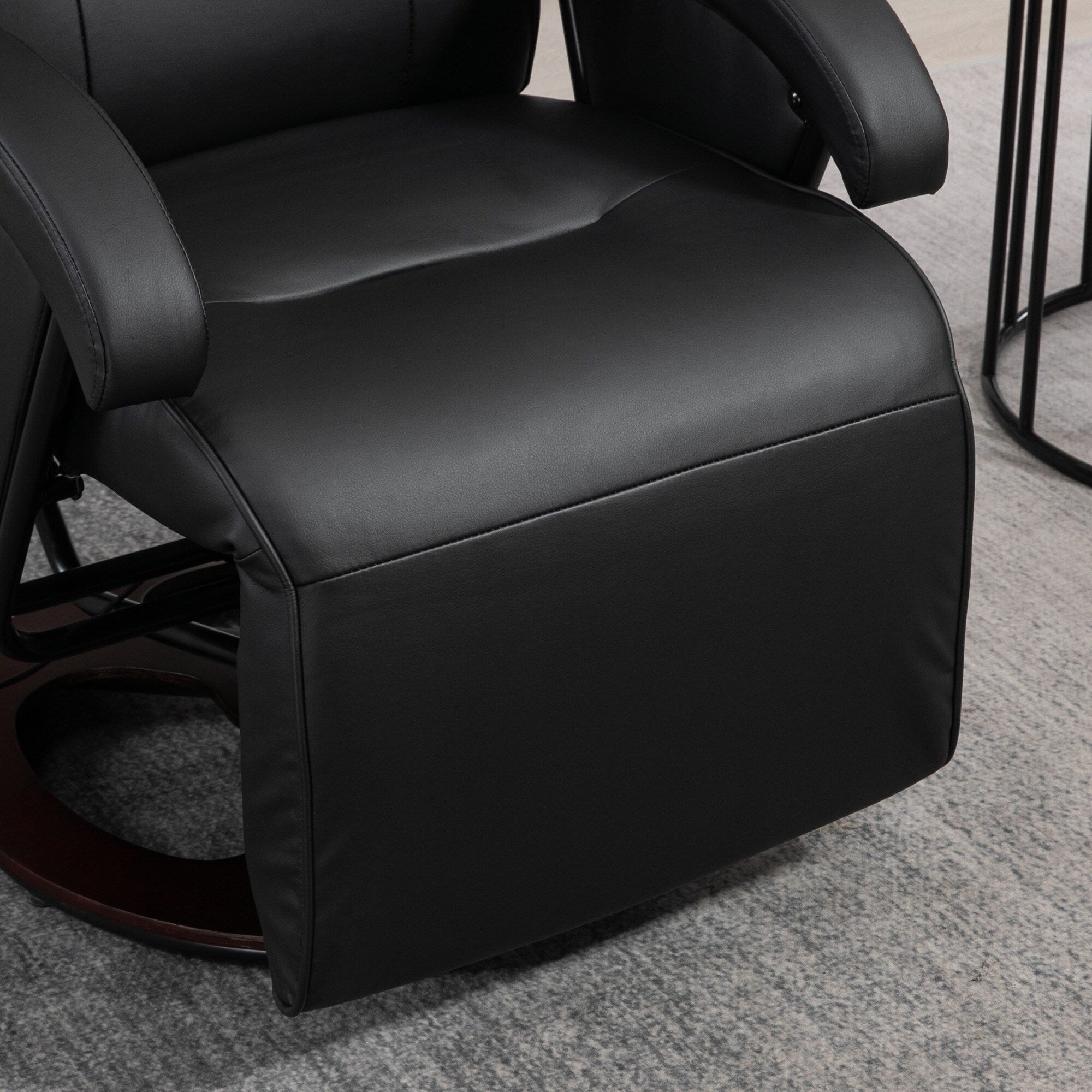 Fauteuil inclinable en similicuir, pivotant et réglable à 135°, avec repose-pieds, assise et accoudoirs rembourrés et base en bois pour le salon