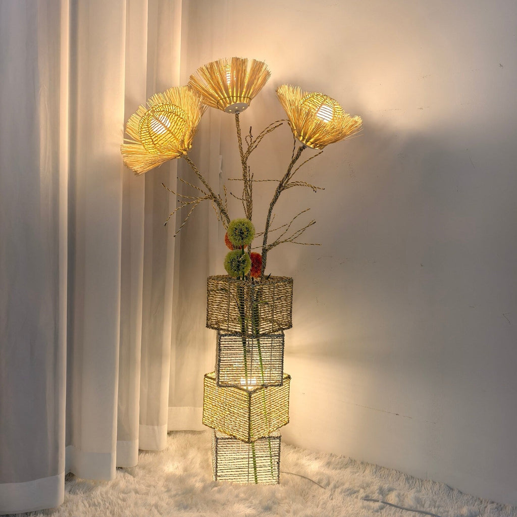 Lampadaire pastoral avec veilleuse LED en rotin tissé à la main – 27,5 cm (l) x 130 cm (h)