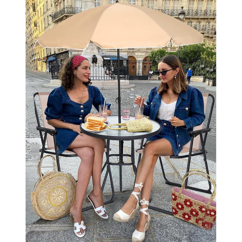Ensemble de salle à manger de jardin pliable, 6 pièces, avec parasol incliné, 4 chaises pliantes beiges et 1 table ronde en verre trempé.
