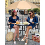 Ensemble de salle à manger de jardin pliable, 6 pièces, avec parasol incliné, 4 chaises pliantes beiges et 1 table ronde en verre trempé.