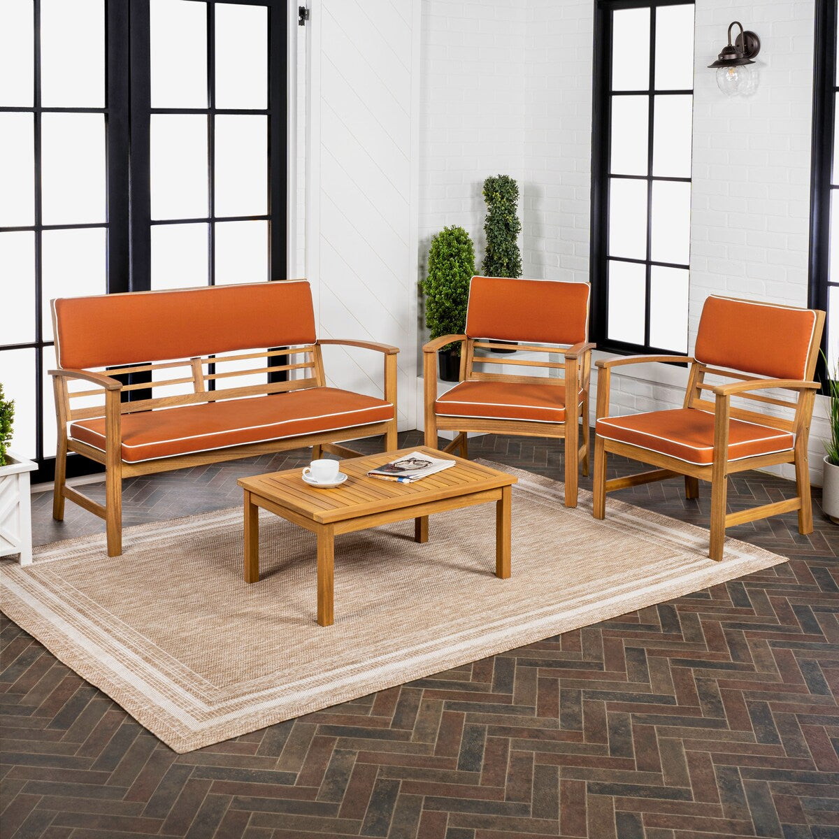 Ensemble de patio extérieur Freja 4 pièces en bois d'acacia côtier moderne avec coussins, par JONATHAN Y
