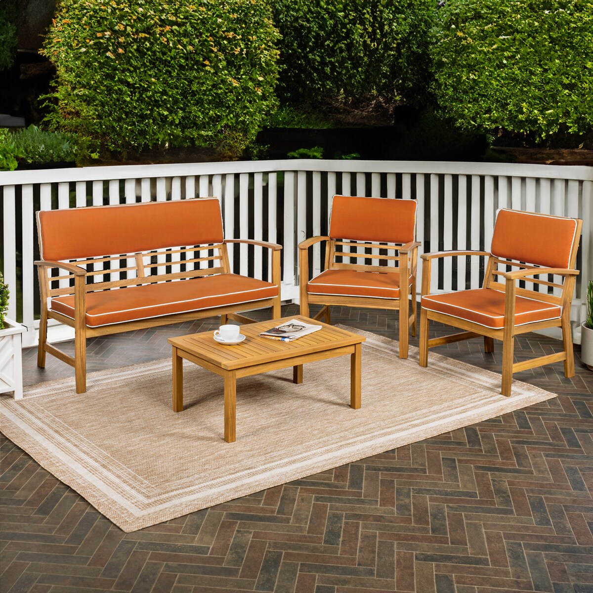 Ensemble de patio extérieur Freja 4 pièces en bois d'acacia côtier moderne avec coussins, par JONATHAN Y