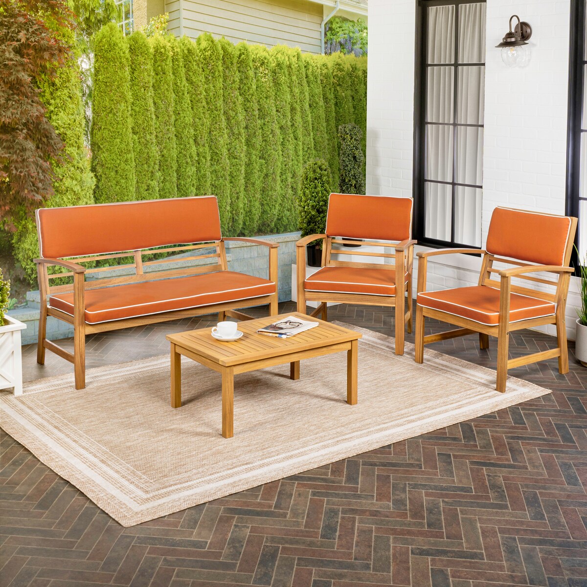 Ensemble de patio extérieur Freja 4 pièces en bois d'acacia côtier moderne avec coussins, par JONATHAN Y
