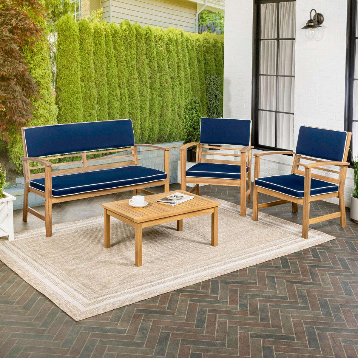 Ensemble de patio extérieur Freja 4 pièces en bois d'acacia côtier moderne avec coussins, par JONATHAN Y