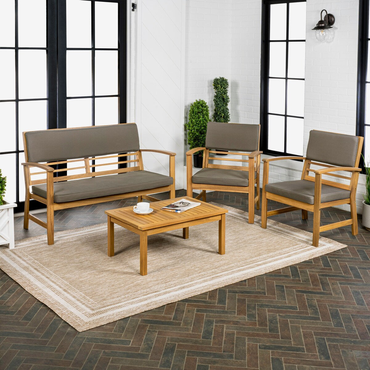 Ensemble de patio extérieur Freja 4 pièces en bois d'acacia côtier moderne avec coussins, par JONATHAN Y