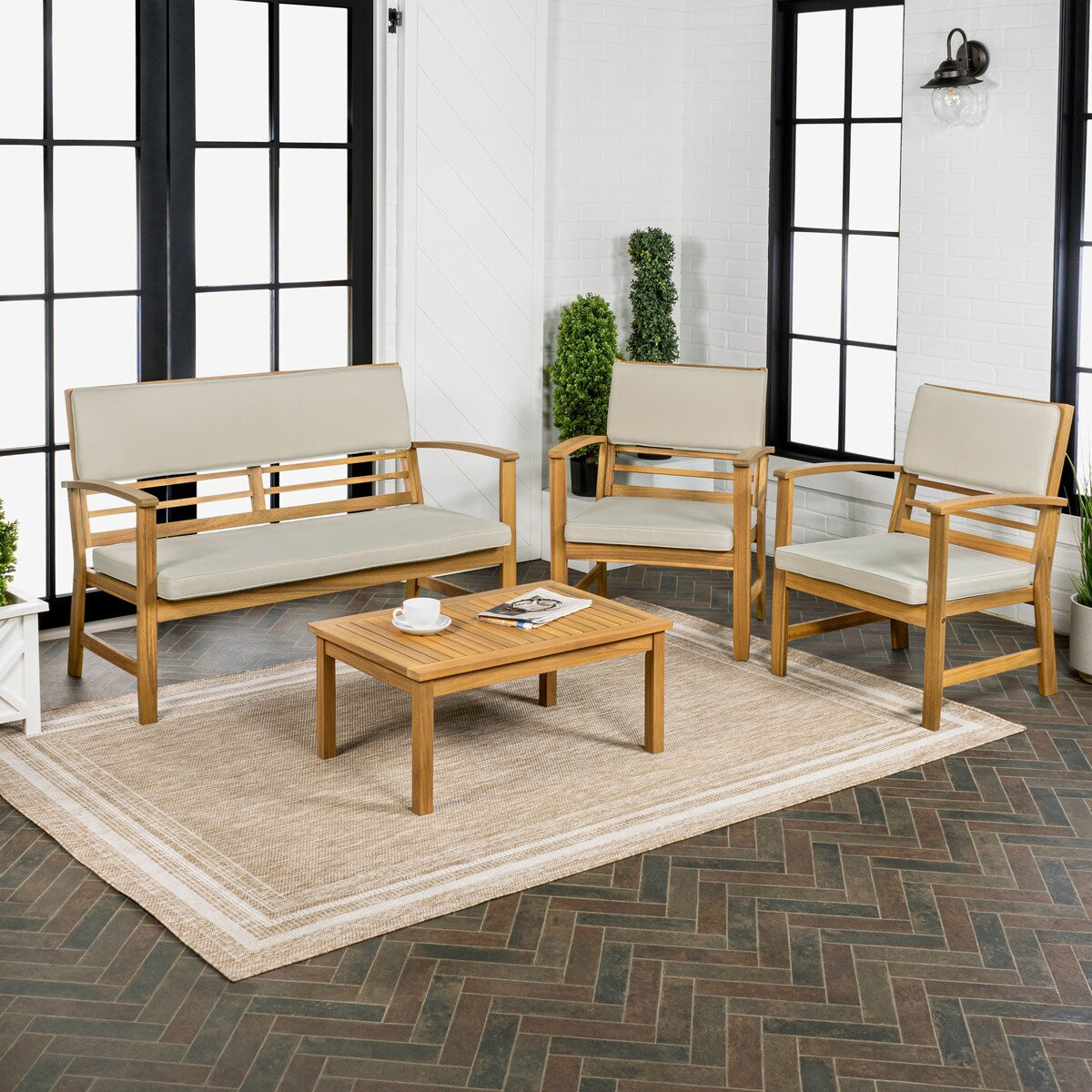 Ensemble de patio extérieur Freja 4 pièces en bois d'acacia côtier moderne avec coussins, par JONATHAN Y