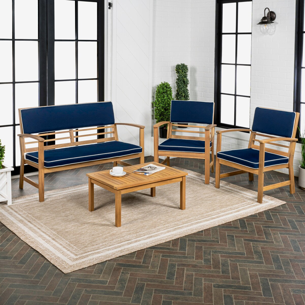 Ensemble de patio extérieur Freja 4 pièces en bois d'acacia côtier moderne avec coussins, par JONATHAN Y