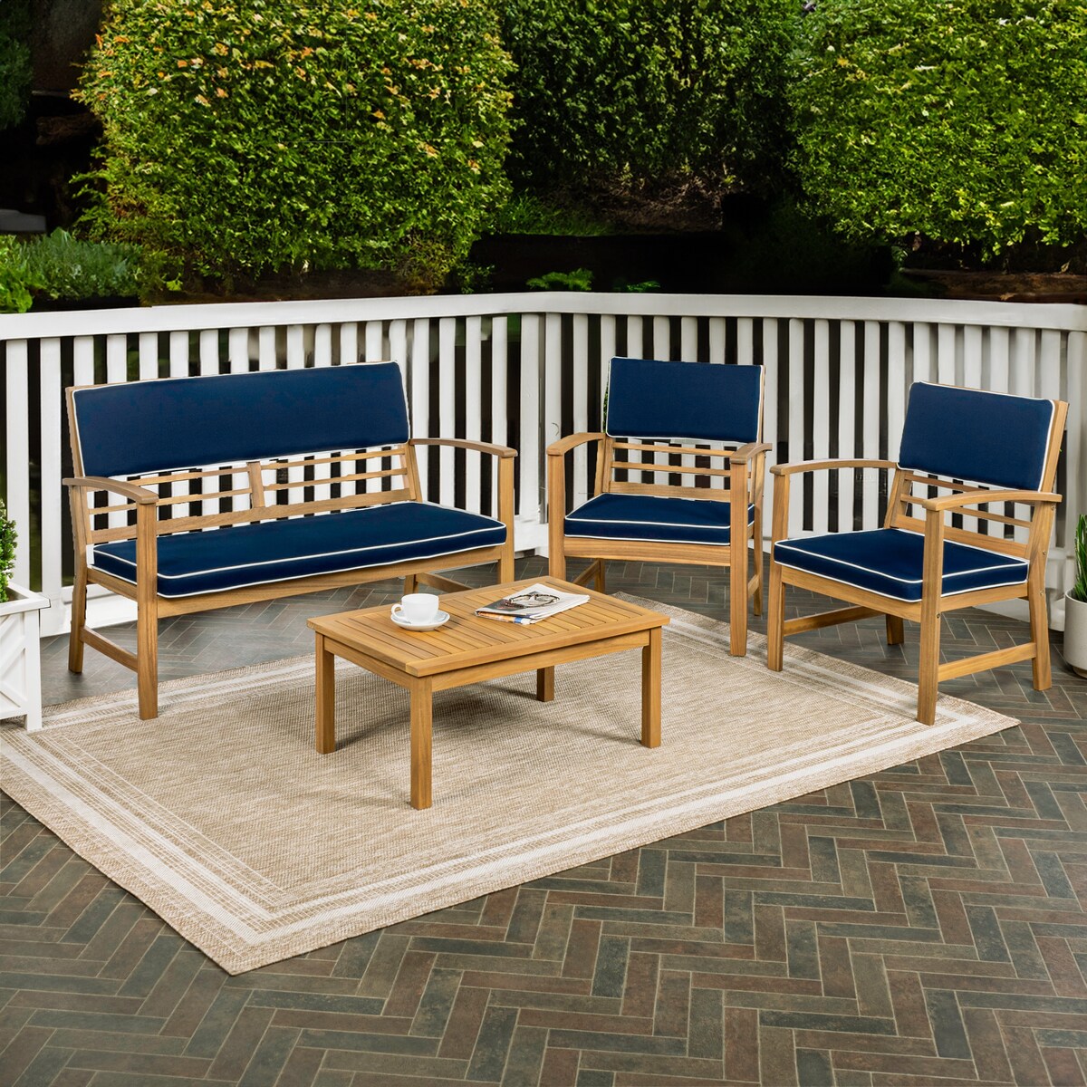 Ensemble de patio extérieur Freja 4 pièces en bois d'acacia côtier moderne avec coussins, par JONATHAN Y