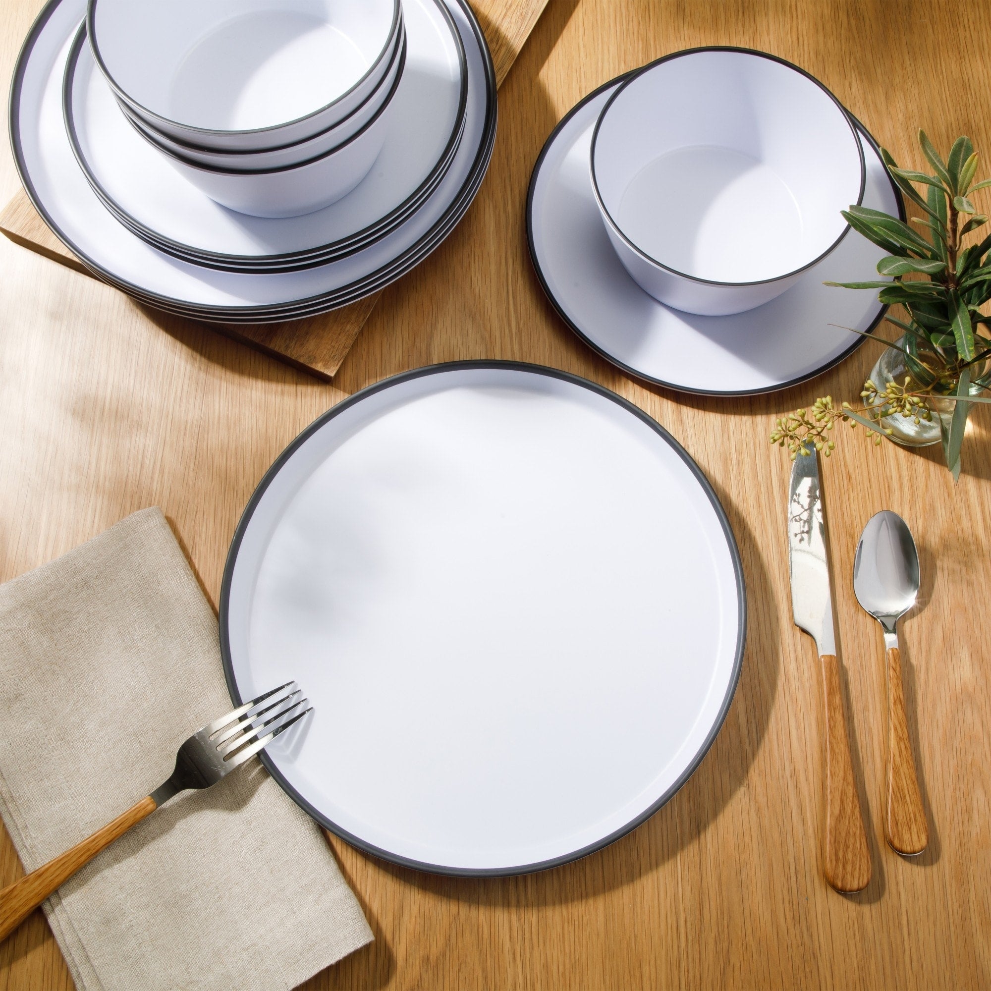 Service de table Gibson Home Folsom Shores, 12 pièces, assiettes et bols en mélamine incassable, moderne – Blanc avec bordure noire