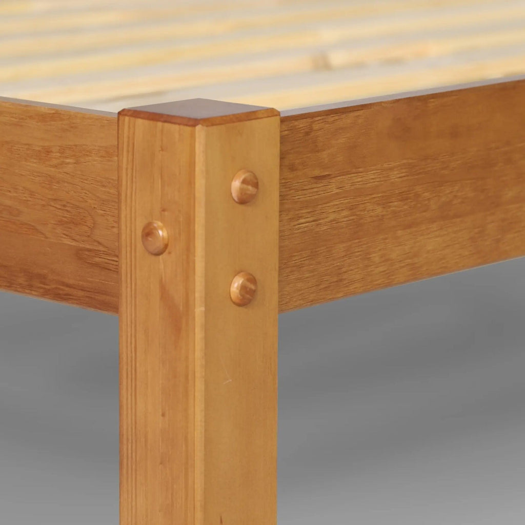 Lit plateforme en bois massif de style shaker avec meubles en bois de grain