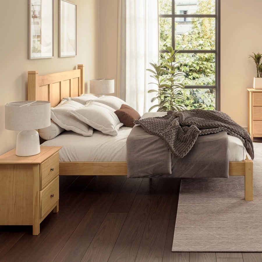 Lit plateforme en bois massif de style shaker avec meubles en bois de grain