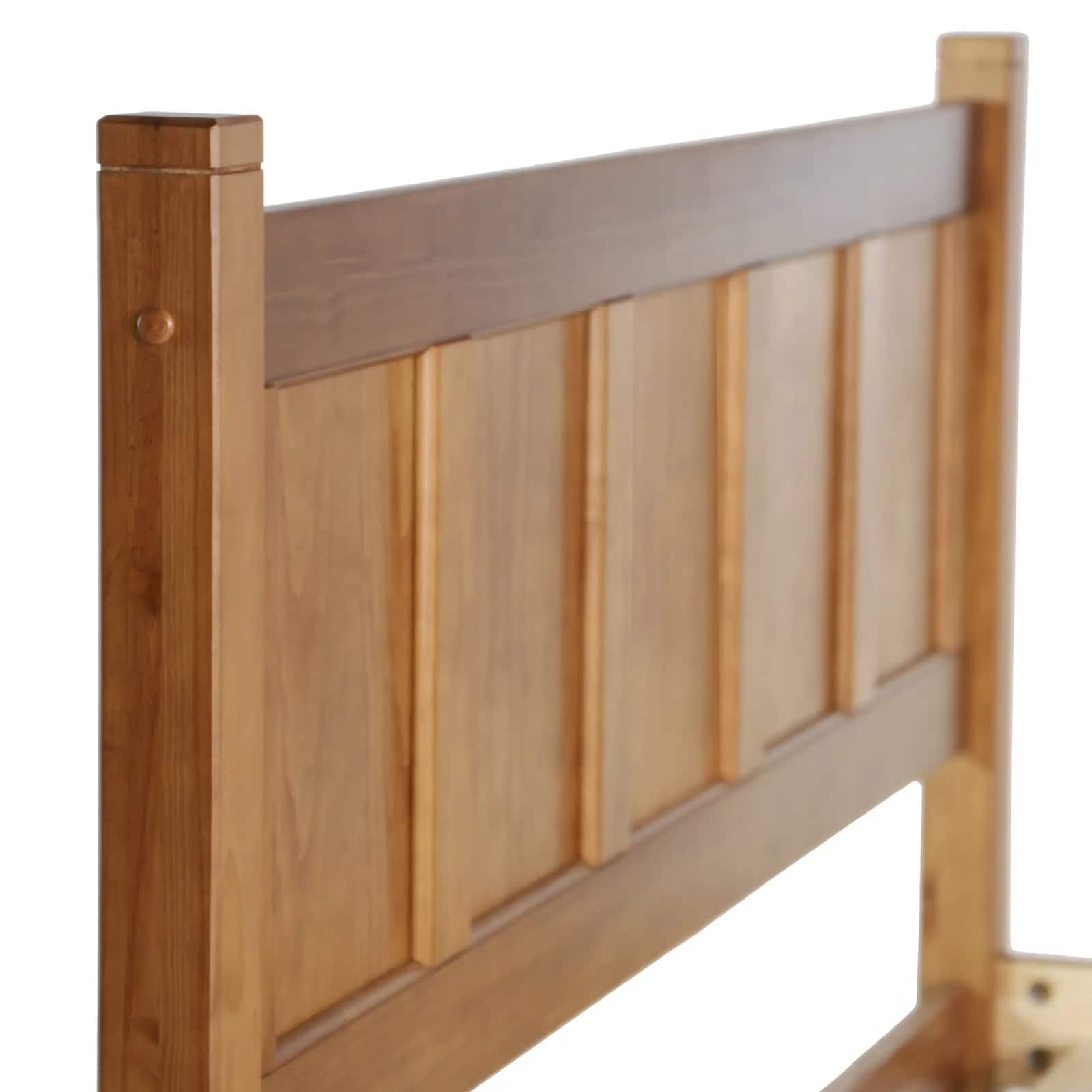 Lit plateforme en bois massif de style shaker avec meubles en bois de grain