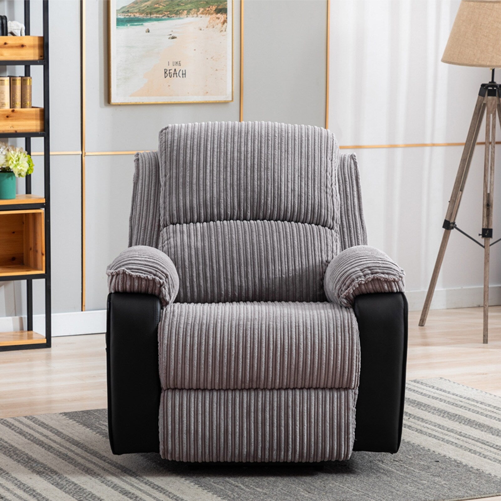 Fauteuil inclinable gris avec télécommande électrique, dossier et repose-pieds réglables pour un confort ultime dans le salon