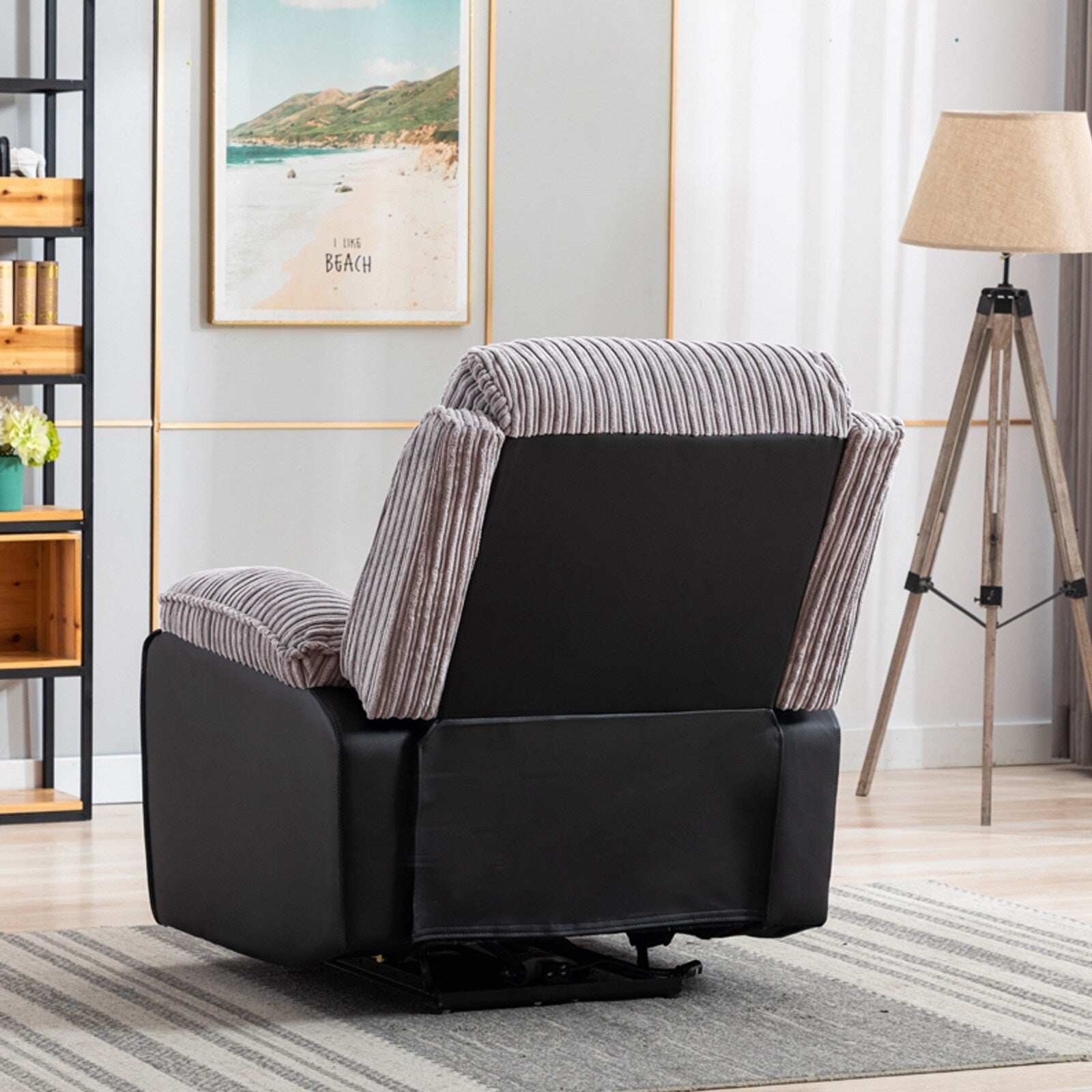 Fauteuil inclinable gris avec télécommande électrique, dossier et repose-pieds réglables pour un confort ultime dans le salon