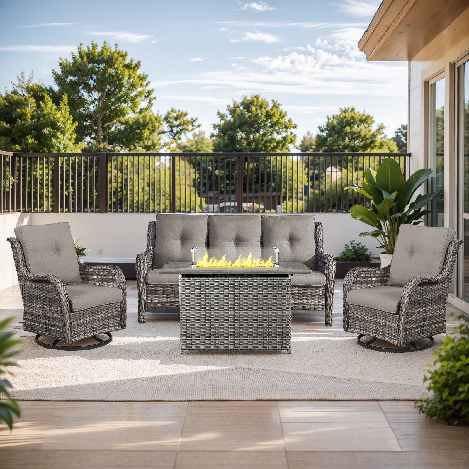 Ensemble de mobilier d'extérieur Gymojoy 4 pièces, 2 fauteuils pivotants, un canapé 3 places et une table avec foyer de 55 000 BTU