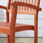 Ensemble table et chaises empilables Hakan Wood Patio avec pieds incurvés